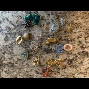 Mixed assortment of vintage brooches and necklaces
